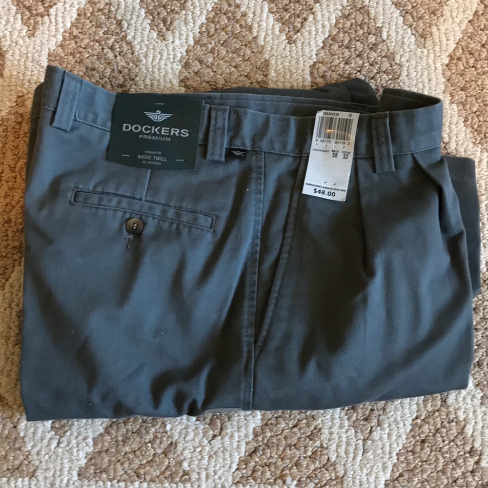 Dockers Men’s relaxed fit pants.Premiumbasictwill
